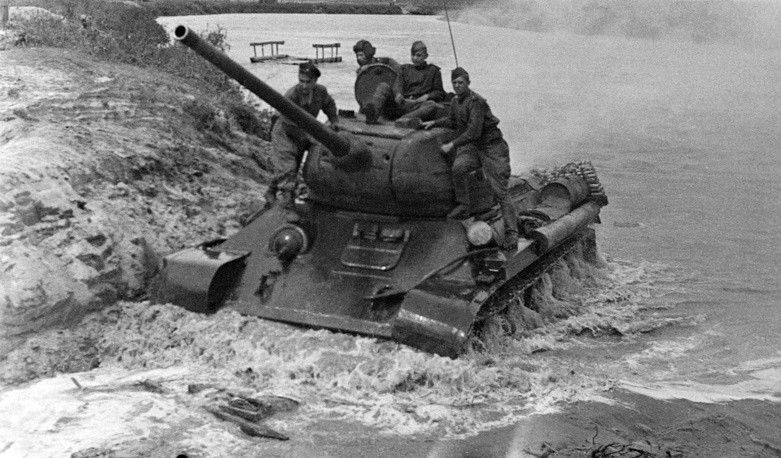 Từ đây, xe tăng hạng trung T-34 bắt đầu "sát cánh" cùng chiến sĩ hồng quân ở khắp mặt trận, lăn bánh qua nhiều nước Đông Âu trước khi tiến vào Berlin chính thức kết liễu chế độ phát xít và Hitler. Nguồn ảnh: TASS.