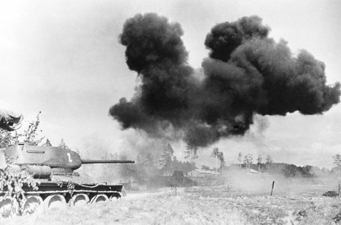 Một năm sau, phát xít Đức xua hàng triệu quân xâm lược đất nước Liên Xô, lúc này T-34 mới bắt đầu phát huy tác dụng khi cùng binh sĩ hồng quân đánh bại bè lũ Hitler ngay cửa ngõ Moscow. Nguồn ảnh: TASS.