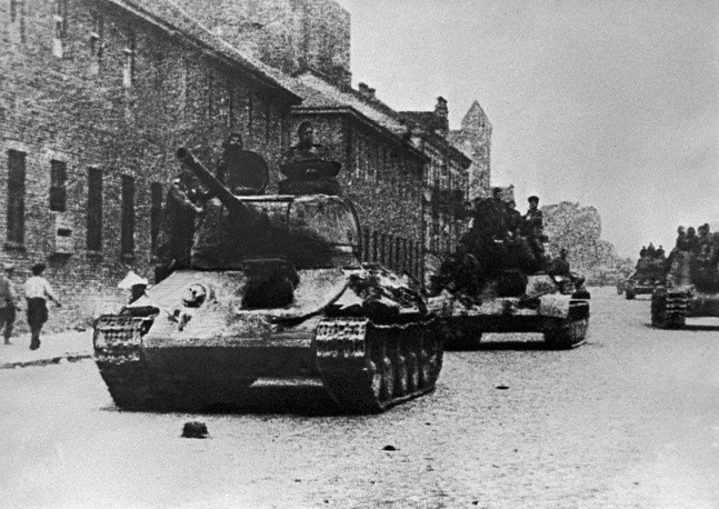 Theo các nhà sử học, trước khi Liên Xô tham gia Chiến tranh Thế giới thứ hai, có tổng cộng 4% số lượng xe tăng trong lực lượng thiết giáp nước này là loại T-34. Sau khi chiến tranh kết thúc số lượng xe tăng T-34 trong biên chế tăng thiết giáp Liên Xô đã chiếm tới 55% - nghĩa là cứ hai chiếc lại có một chiếc T-34. Nguồn ảnh: TASS.