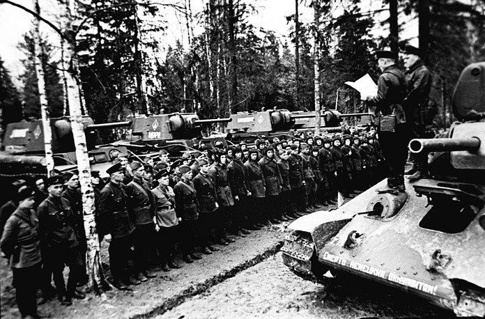 Năm 1937, Hồng quân Liên Xô bắt đầu giao cho Mikhail Koshkin thiết kế chiếc xe tăng mới thay thế các loại tăng hạng nhẹ BT vốn bắt đầu thua kém các dòng tăng của phát xít. Nguồn ảnh: TASS.