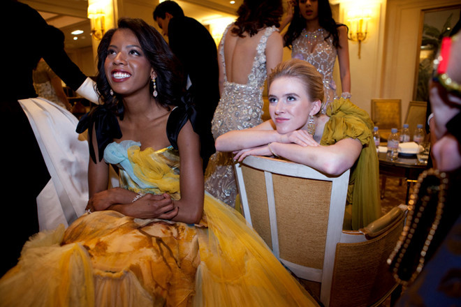 Ngoài ra, con cái của các ngôi sao Hollywood như Forest Whitaker, Bruce Willis và Sylvester Stallone cũng trở thành khách mời quen thuộc của vũ hội Le Bal. Những “ái nữ” đến Paris từ 2 ngày trước vũ hội để giao lưu với nhau và chọn "bạn nhảy" là những thành viên hoàng gia châu Âu. Họ luyện tập và tham gia vào buổi chụp hình chân dung.