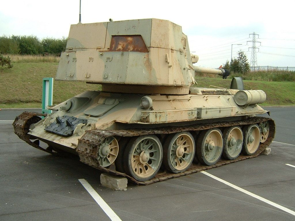 Phiên bản T-34 của Ai Cập này được gắn bình nhiên liệu ngoài sẵn theo xe kèm theo một vài cải tiến ở hệ thống động cơ giúp xe hoạt động tốt trên địa hình nóng ẩm của quốc gia này. Nguồn ảnh: 1Zoomme.