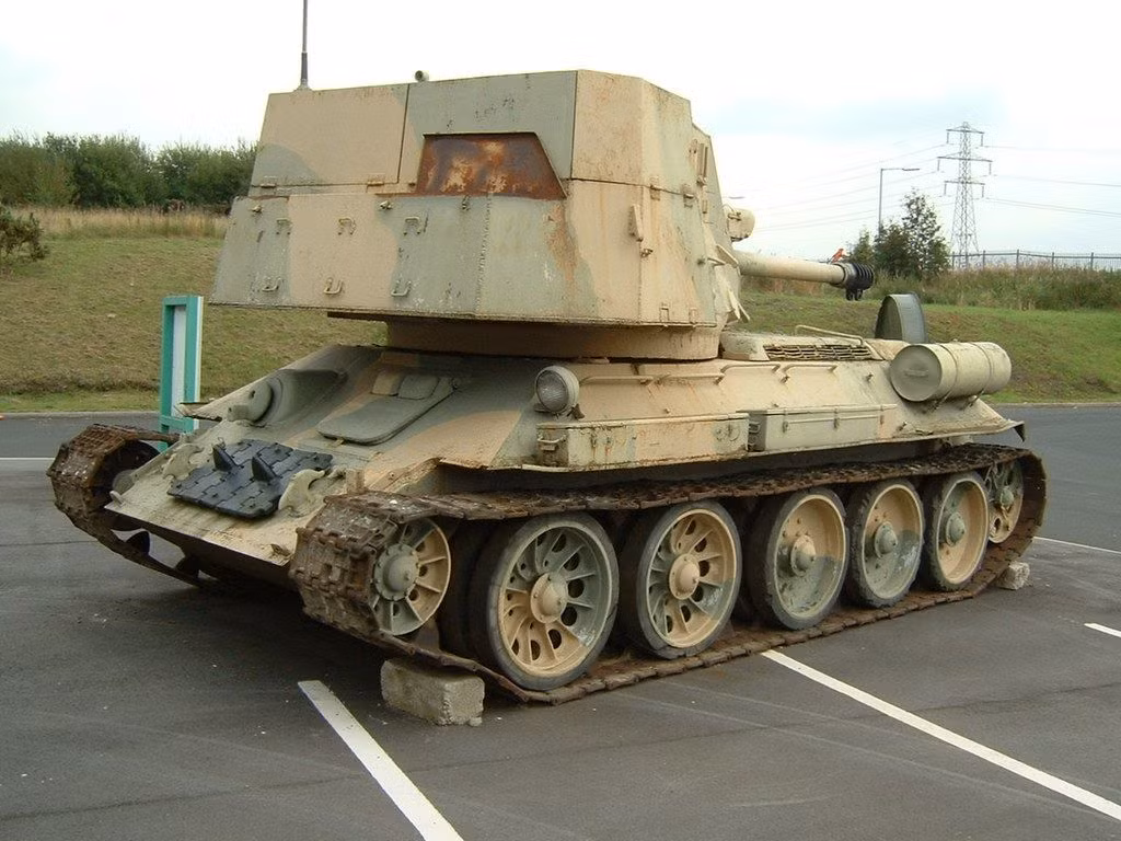 Phiên bản T-34 của Ai Cập này được gắn bình nhiên liệu ngoài sẵn theo xe kèm theo một vài cải tiến ở hệ thống động cơ giúp xe hoạt động tốt trên địa hình nóng ẩm của quốc gia này. Nguồn ảnh: 1Zoomme.