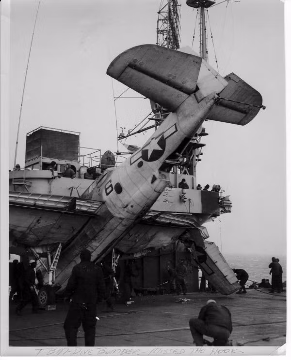 Phần đảo chỉ huy thường là nơi tụ tập nhiều nhân lực trên tàu nhất mỗi khi có hoạt động triển khai - thu hồi máy bay nên những pha tai nạn vào khu vực này cũng thường dẫn tới thương vong lớn. Nguồn ảnh: Thearchive.