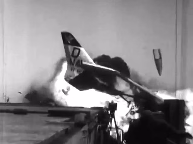 Một chiếc phản lực của Không quân Thuỷ quân Lục chiến tránh phần thượng tần của máy bay và đâm thẳng ra phần rìa bên ngoài đường băng, phát nổ. Nguồn ảnh: Thearchive.