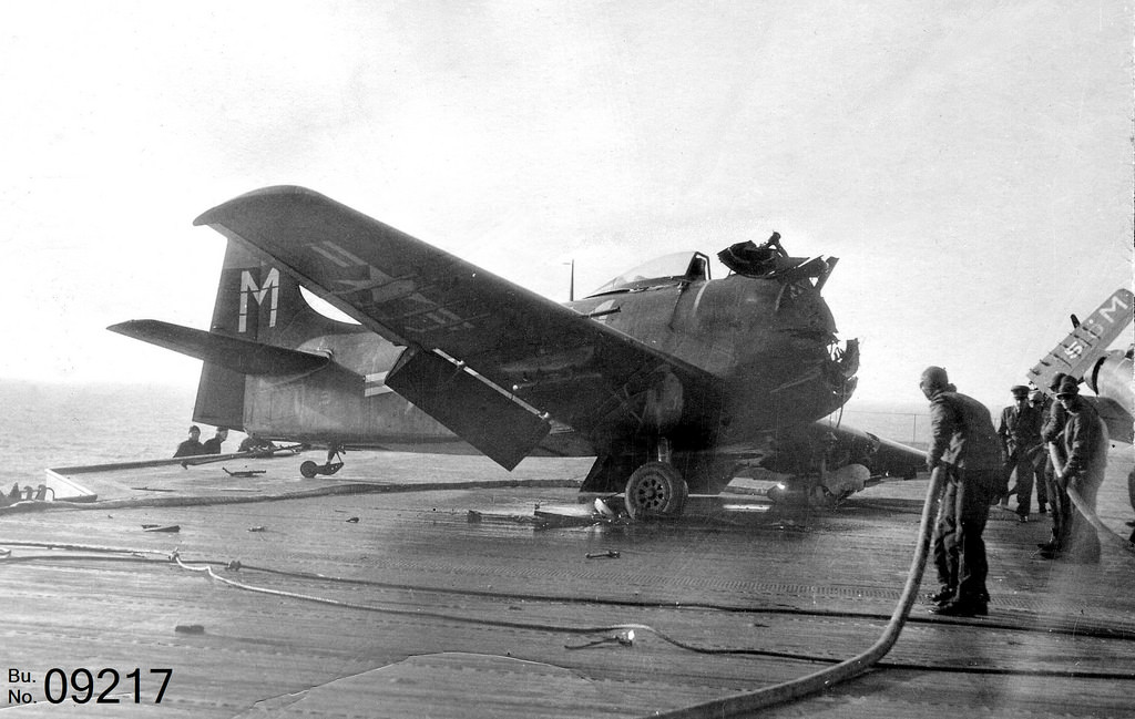 Một chiến đấu cơ của Không quân Thuỷ quân Lục chiến Mỹ đâm thẳng vào đảo chỉ huy bẹp dúm mũi, rất may không xảy ra hoả hoạn sau pha va chạm này và phần ca-bin có vẻ như vẫn còn nguyên vẹn. Nguồn ảnh: Thearchive.