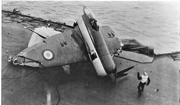 Điều này sẽ giúp máy bay có đủ động năng để cất cánh lại nếu cáp hãm đà móc trượt nhưng cũng sẽ khiến các vụ tai nạn trở nên thảm khốc hơn vì khi đó chiếc máy bay đang có động năng cực lớn. Nguồn ảnh: Thearchive.