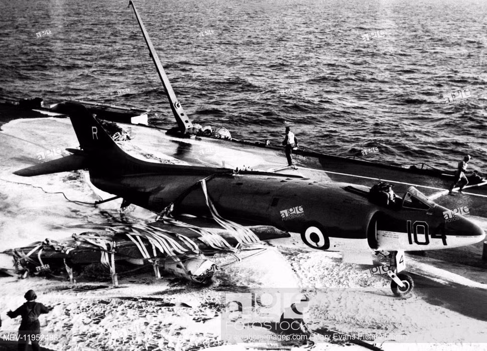 Phản lực cơ được giữ bởi lưới trên tàu sân bay - cách thức này vừa nguy hiểm vừa tốn thời gian để... gỡ lưới dọn đường băng. Trong khoảng thời gian dọn đường băng này, chiếc tàu sân bay sẽ mất hoàn toàn khả năng triển khai và thu hồi máy bay. Nguồn ảnh: Thearchive.