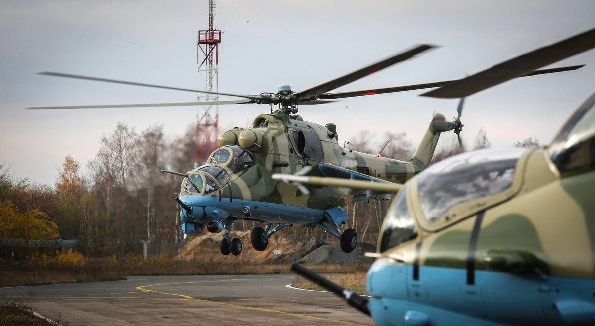 Tuy nhiên với các phi đội trực thăng tấn công, số lượng trực thăng lại chỉ dừng ở con số 12 chiếc. Loại trực thăng tấn công duy nhất trong biên chế của Lục quân Ba Lan là loại Mil Mi-24. Nguồn ảnh: Sina.