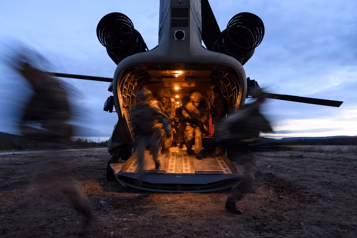 Cuộc tập trận Trident Juncture 2018 diễn ra trowng thời gian từ ngày 25/10 tới ngày 23/11/2018 vừa rồi là cuộc tập trận có quy mô lớn nhất của NATO kể từ khi Chiến tranh Lạnh chấm dứt ở châu Âu tới nay. Cuộc tập trận có 31 quốc gia tham dự với quân số tổng cộng 50.000 lính, 10.000 phương tiện, 250 máy bay và 65 tàu chiến các loại. Nguồn ảnh: JFCnap.