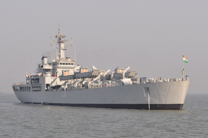 Tàu đổ bộ lớp Shardul là loại tàu đổ bộ có trọng tải lớn nhất của Ấn Độ và cũng là loại có số lượng nhiều nhất với ba chiếc. Nước này có tổng cộng 8 tàu đổ bộ trong đó có hai chiếc khác thuộc lớp Magar cũng do Ấn Độ tự sản xuất và ba chiếc lớp Kumbhir mua từ Ba Lan. Nguồn ảnh: INSnavy.