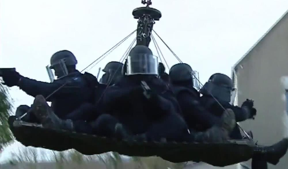 Một tấm lưới vận chuyển binh lính này có thể chở theo cùng lúc lên tới 7 lính kèm theo đầy đủ trang thiết bị. Nguồn ảnh: QQ.