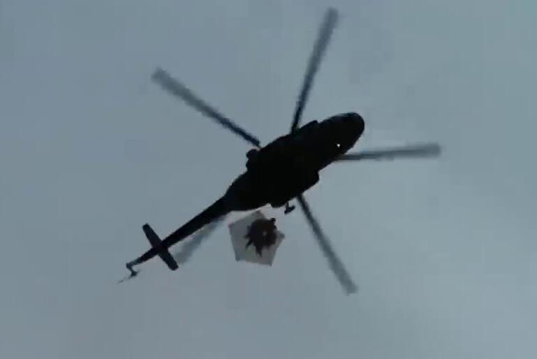 Kiểu đổ bộ đường không tương tự nhưng ít nguy hiểm hơn đó là sử dụng một tấm lưới để binh lính có thể ngồi một cách an toàn. Nguồn ảnh: QQ.