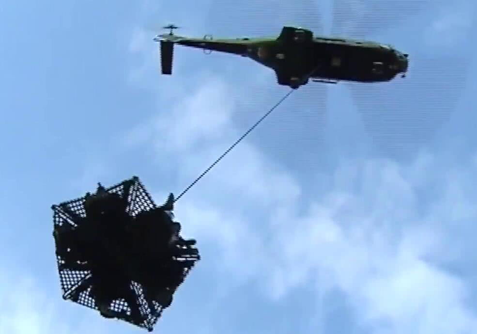 Thông thường, kiểu đổ bộ này được các lực lượng đặc nhiệm cảnh sát sử dụng để triển khai quân lên các điểm cao một cách nhanh chóng và thuận lợi thay vì bắt lính phải leo cầu thang bộ. Nguồn ảnh: QQ.