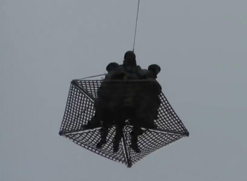 Kiểu vận tải này cũng giúp binh lính được triển khai nhanh hơn khi chỉ cần tháo dây bảo hiểm và nhảy ra một cách dễ dàng. Nguồn ảnh: QQ.