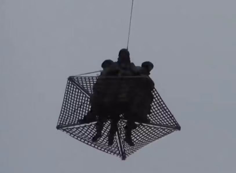 Kiểu vận tải này cũng giúp binh lính được triển khai nhanh hơn khi chỉ cần tháo dây bảo hiểm và nhảy ra một cách dễ dàng. Nguồn ảnh: QQ.