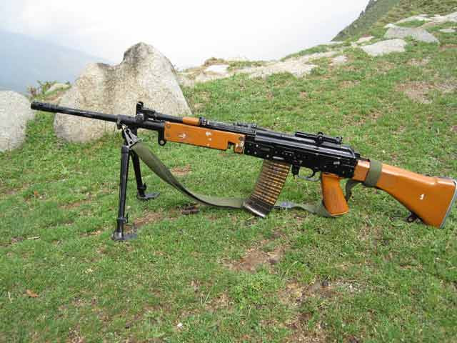 Cuối cùng là khẩu súng trường Insas của Ấn Độ. Đây là loại súng được Ấn Độ tự thiết kế và sản xuất. Insas có thể hoạt động rất tốt không có lỗi lần ở những đơn vị quân đội đóng ở miền Nam Ấn Độ nhưng ở phía Bắc, khẩu súng này lại mang tiếng giết lính Ấn nhiều hơn cả đối phương. Nguồn ảnh: QQ.