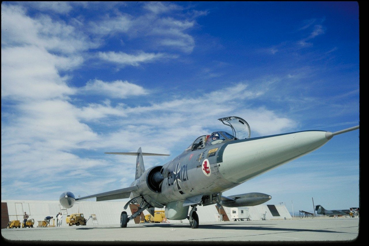 Trong lịch sử, F-104 cũng gặp một loạt sự cố kỹ thuật. Ví dụ như Tây Đức từng rơi bốn chiếc chỉ trong một ngày. Sau đó Tây Đức bán hết F-104 cho Đài Loan, Đài Loan có tổng cộng 249 chiếc F-104, gây ra tổng cộng 96 vụ tai nạn khiến 64 phi công tử vong - một tỷ lệ tai nạn lớn vô tiền khoáng hậu. Nguồn ảnh: QQ.