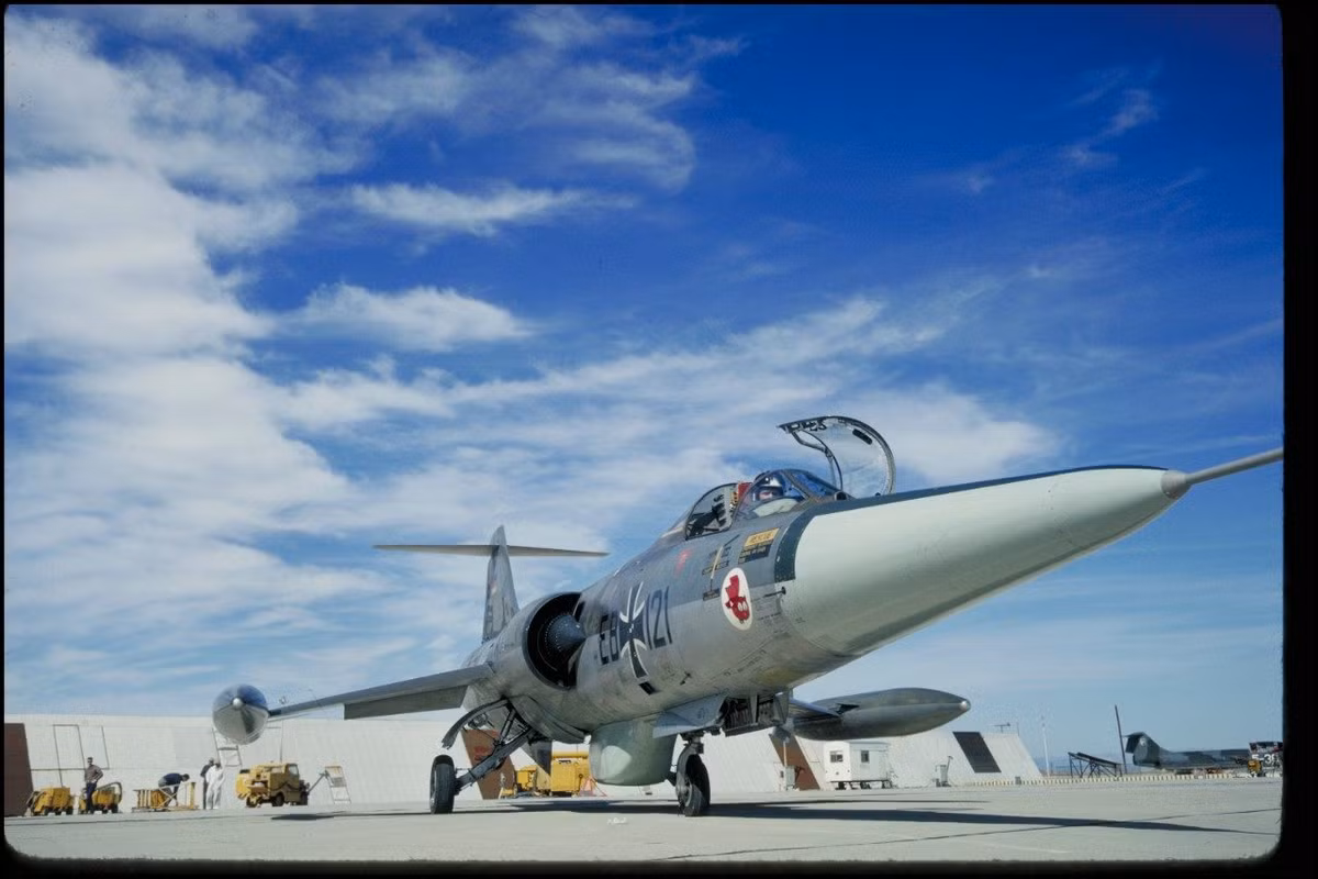 Trong lịch sử, F-104 cũng gặp một loạt sự cố kỹ thuật. Ví dụ như Tây Đức từng rơi bốn chiếc chỉ trong một ngày. Sau đó Tây Đức bán hết F-104 cho Đài Loan, Đài Loan có tổng cộng 249 chiếc F-104, gây ra tổng cộng 96 vụ tai nạn khiến 64 phi công tử vong - một tỷ lệ tai nạn lớn vô tiền khoáng hậu. Nguồn ảnh: QQ.