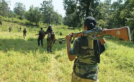 Cụ thể, trong môi trường lạnh, các chi tiết của súng sẽ bị co lại không đồng đều và khiến súng bị kẹt. Khi kẹt, súng có thể khiến đạn phát nổ trong ổ khoá nòng, thổi ngược mảnh vỡ từ khe nhả đạn vào thẳng mặt người xạ thủ, nhẹ có thể dẫn tới mù loà, nặng có thể khiến nạn nhân tử vong. Nguồn ảnh: QQ.