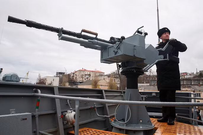 Tàu được trang bị bốn động cơ đẩy sử dụng hệ thống bơm nước phản lực với công suất tổng cộng 14.500 mã lực. Loại hộ vệ hạm này có tốc đọ tối đa 26 hải lý giờ - chậm hơn 2 hải lý giờ so với phiên bản Buyan trước đó. Nguồn ảnh: TASS.