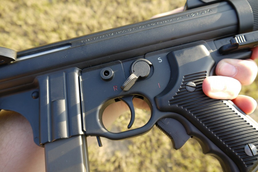 Cận cảnh hệ thống khoá của Beretta M12S với các cơ chế bắn khác nhau có thể dễ dàng gạt chỉ bằng ngón tay cái của bàn tay phải. Nguồn ảnh: Guns.