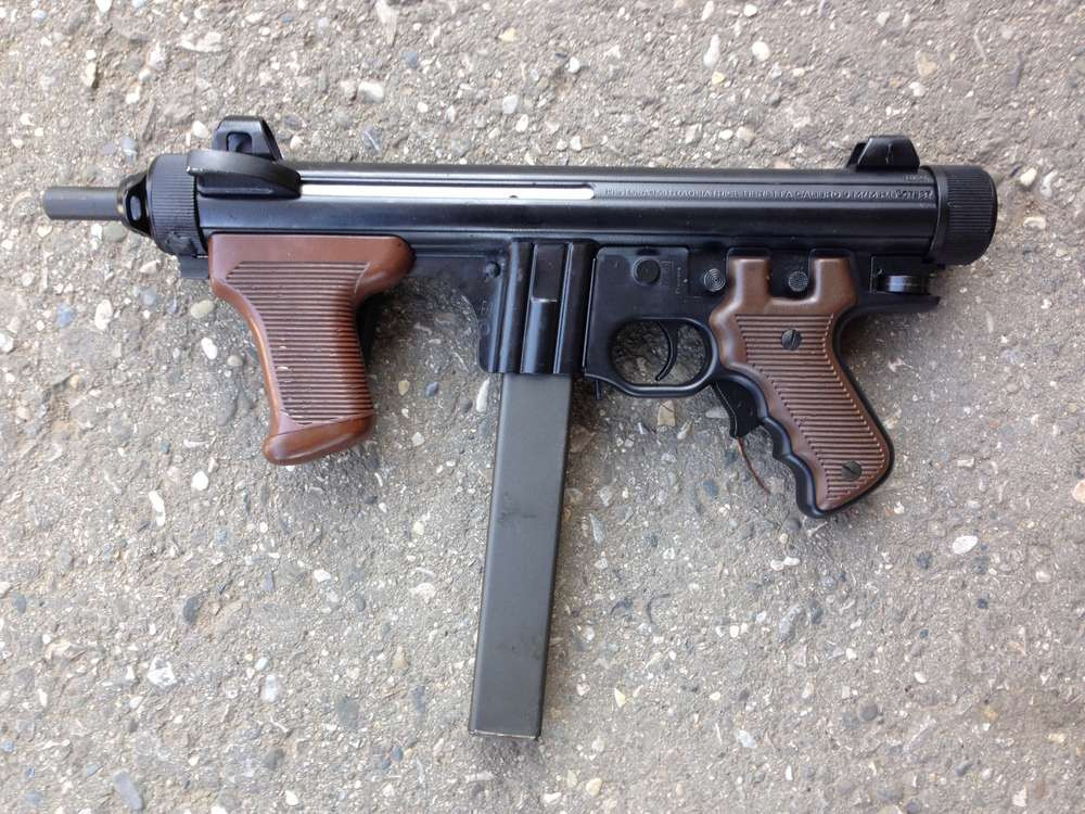 Nhỏ, gọn, nhẹ và cơ động là những triết lý thiết kế của khẩu súng tiểu liên Beretta M12S. Khẩu súng này được thiết kế để cung cấp hoả lực đủ mạnh cho người sử dụng nhưng cũng đủ gọn để có thể giấu kín dưới lớp áo vest lịch lãm. Nguồn ảnh: Guns.