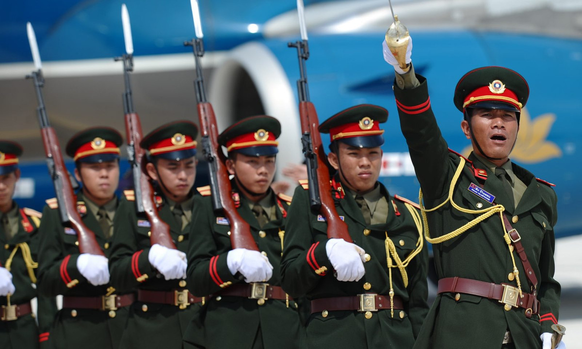 Theo đó với cuộc duyệt binh kỷ niệm ngày thành lập Lực lương Vũ trang Nhân dân Lào vào 20/1 sắp đến, Viêng Chăn đã làm cả thế giới kinh ngạc với tốc độ hiện đại hóa trang bị của mình trong chỉ một thời gian ngắn, với hàng loạt vũ khí mới được đưa vào trang và tất cả chúng đều sẽ xuất hiện trong lễ duyệt binh tới đây. Và sau đây Kiến Thức xin giới thiệu tới độc giả một vài loại vũ khí hiện đại mà Quân đội Lào mới trang bị.