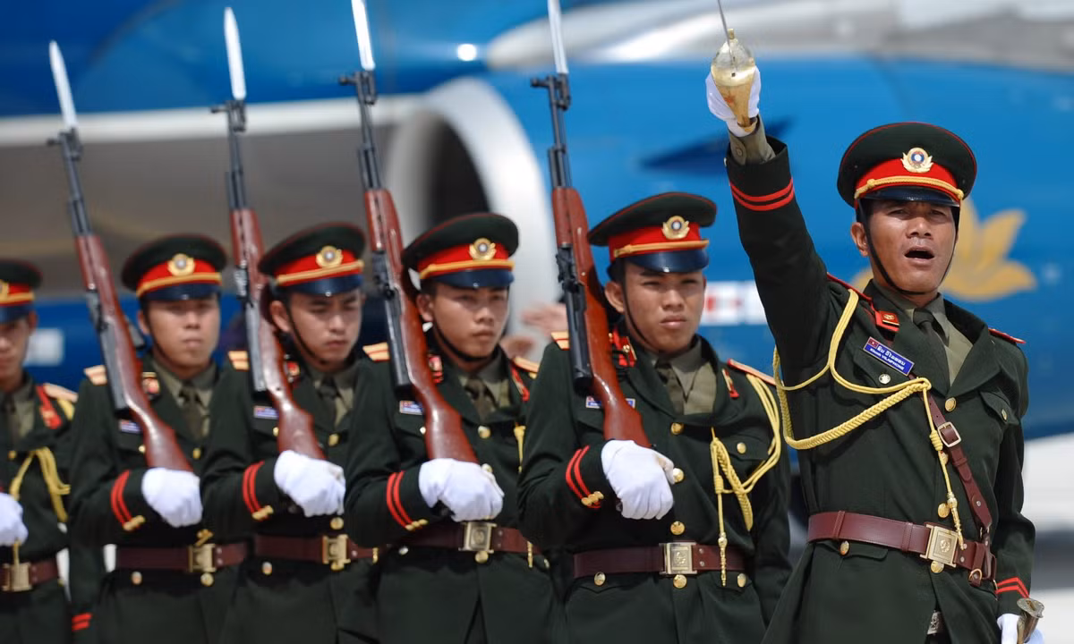 Theo đó với cuộc duyệt binh kỷ niệm ngày thành lập Lực lương Vũ trang Nhân dân Lào vào 20/1 sắp đến, Viêng Chăn đã làm cả thế giới kinh ngạc với tốc độ hiện đại hóa trang bị của mình trong chỉ một thời gian ngắn, với hàng loạt vũ khí mới được đưa vào trang và tất cả chúng đều sẽ xuất hiện trong lễ duyệt binh tới đây. Và sau đây Kiến Thức xin giới thiệu tới độc giả một vài loại vũ khí hiện đại mà Quân đội Lào mới trang bị.