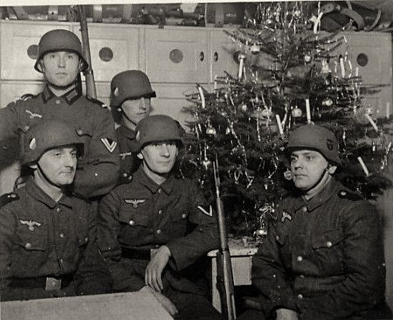 Tuy vậy, do hậu cần phát triển tốt cùng nhiều loại phương tiện vận tải quy mô lớn như máy bay, tàu bè cỡ lớn nên việc mang hàng hoá nhu yếu phẩm ra tận mặt trận cho binh lính đón năm mới vẫn diễn ra một cách bình thường. Nguồn ảnh: History.
