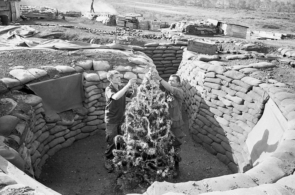 Thay vào đó là không khí đón năm mới cực kỳ căng thẳng dưới chiến hào vì đối phương hoàn toàn có khả năng "tặng" những người lính này vài quả đạn cối nhân dịp cuối năm. Nguồn ảnh: Week.