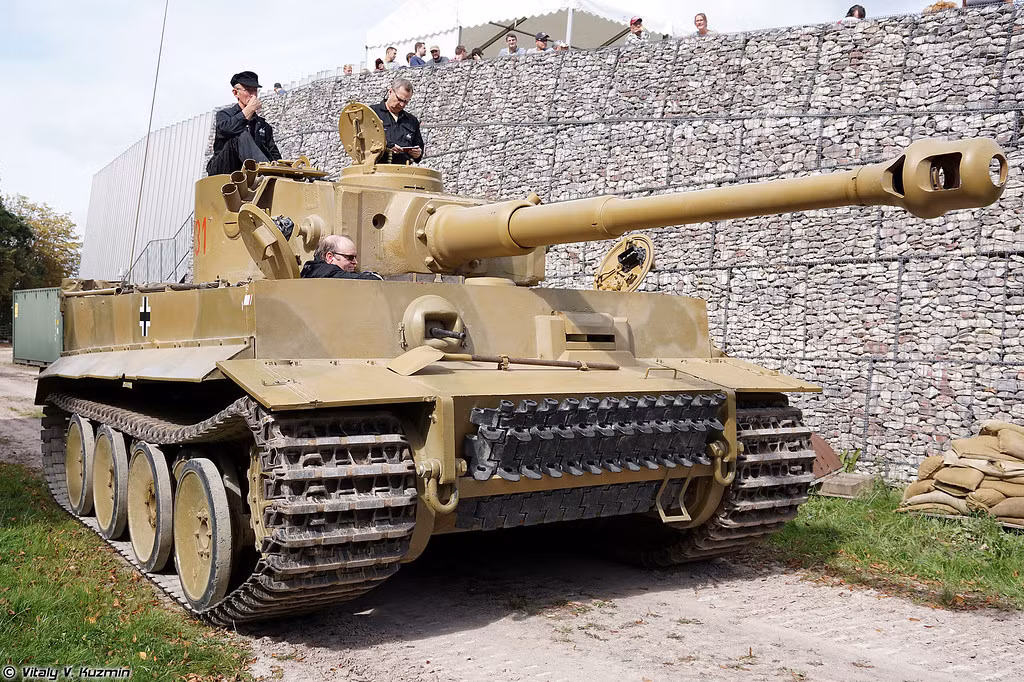 Theo hồ sơ mà quân Đồng minh có được sau khi Chiến tranh Thế giới kết thúc, chiếc Tiger này được lắp ráp tại Kassel, Đức với phần thân được sản xuất bởi Henschel trong khi tháp pháo được sản xuất bởi hãng Wegmann A. Nguồn ảnh: Vitaly.
