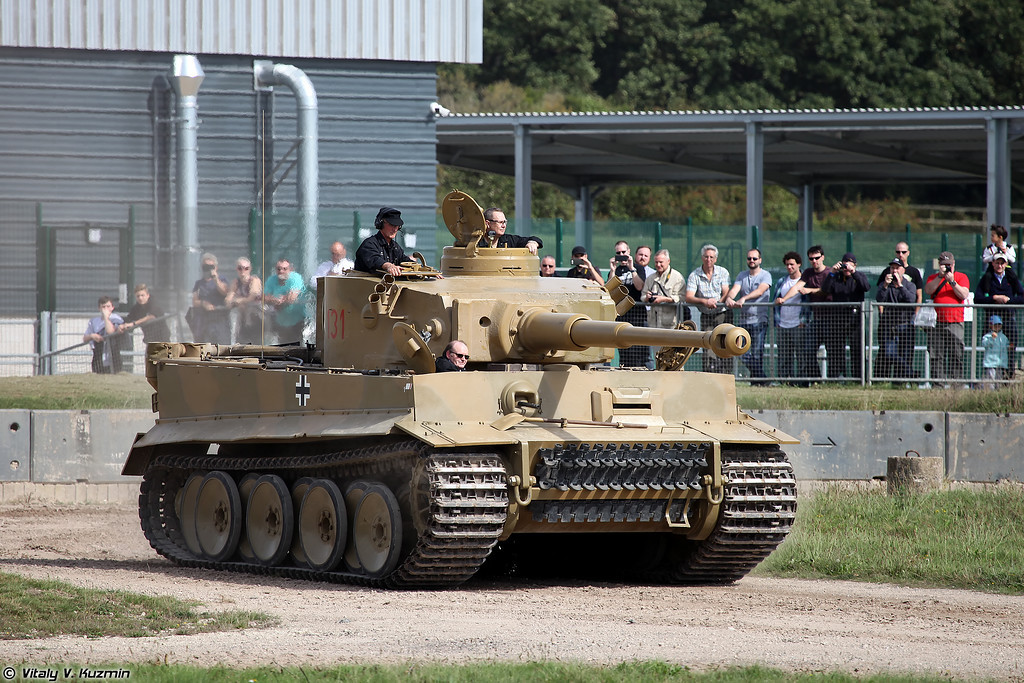 Phát đạn thứ hai trúng vào phần nòng pháo tiếp giáp với tháp pháo của chiếc Tiger 131 khiến nó mất khả năng nâng hạ nòng. Vào thời điểm này, về cơ bản chiếc Tiger 131 đã gần như không còn khả năng chiến đấu khi nó vừa không xoay tháp pháo được, vừa không nâng hạ nòng pháo được. Nguồn ảnh: Vitaly.