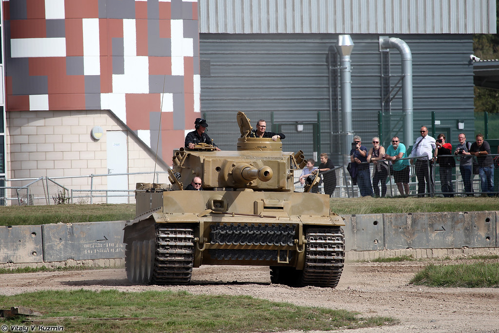 Theo tài liệu được ghi nhận lại, một phát đạn 6 pounds (57mm) từ xe tăng Churchill đã trúng vào nòng pháo Tiger 131 nhưng không xuyên mà bật nảy vào khe giữa tháp pháo với thân xe tăng Tiger, kết quả của phát đạn đầu tiên này là tháp pháo chiếc Tiger 131 bị kẹt, tài xế và xạ thủ súng máy bị thương, radio trên chiếc Tiger 131 cũng tan tành. Nguồn ảnh: Vitaly.