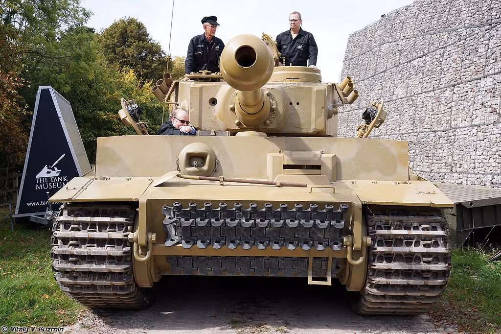 Đây là chiếc xe tăng Tiger I đời đầu, bị Trung đoàn Xe tăng Hoàng gia số 48 của Anh thu giữ ở chiến trường Tunisia tại Mặt trận Bắc Phi. Nguồn ảnh: Vitaly.