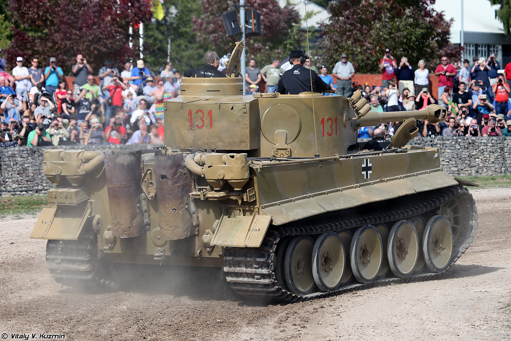 Động cơ của chiếc Tiger 131 đã hỏng hoàn toàn và không thể khắc phục được, các Kỹ sư Công binh Hoàng gia Anh đã phải sử dụng động cơ Maybach HL230 - động cơ của chiếc Tiger II đặt vào trong chiếc Tiger I này để lấy lại khả năng di chuyển của nó. Trong khi đó, động cơ Maybach HL210 lại được mang ra, cắt đôi để trưng bày. Nguồn ảnh: Vitaly.