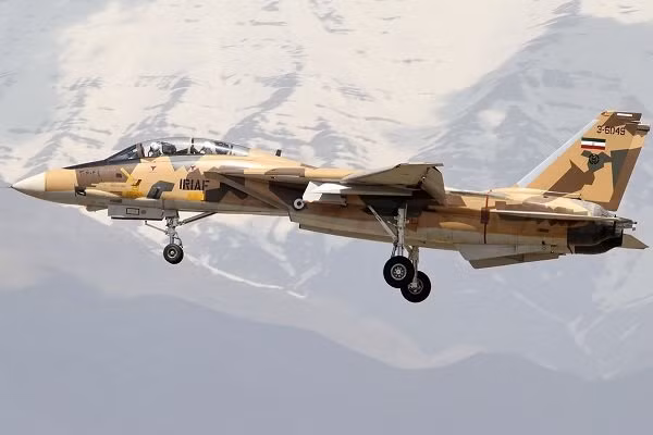 Phi công điều khiển chiếc F-14 Tomcat của Iran hôm đó là Asadullah Adeli cùng sĩ quan radar bay cùng mang tên Mohammed Masbough đã nhận thông tin từ mặt đất về việc phát hiện các máy bay không xác định đang trên đường bay tới Kharg - một hòn đảo nằm trong Vùng Vịnh. Nguồn ảnh: Fbox.