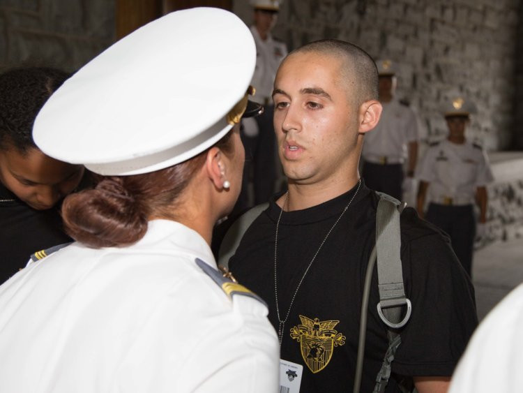 Trước khi gia nhập Học viện Hải quân, các học viên sẽ phải trải qua 7 tuần huấn luyện tân binh. Nguồn ảnh: BI.