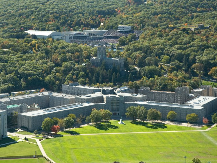 Trong khi đó trường West Point lại nằm ở bờ Tây sông Hudson. Đây là điểm cực Tây của con sông này nên ngôi trường này được đặt tên là West Point - nghĩa là Cực Tây. Nguồn ảnh: BI.