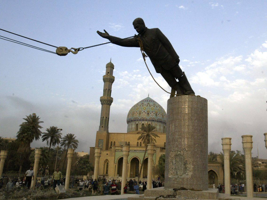 Sự hình thành của ISIS ít nhiều chịu tác động của cuộc chiến tranh Iraq (2003) gây ra xáo trộn lớn trong xã hội Iraq cũng như trong các quốc gia lân cận. Các nhóm vũ trang khủng bố với tư tưởng cực đoan nổi lên như một lẽ tất yếu với nhiều mục đích khác nhau nhưng cách thức thực hiện đều khủng bố như nhau. Nguồn ảnh: BI.