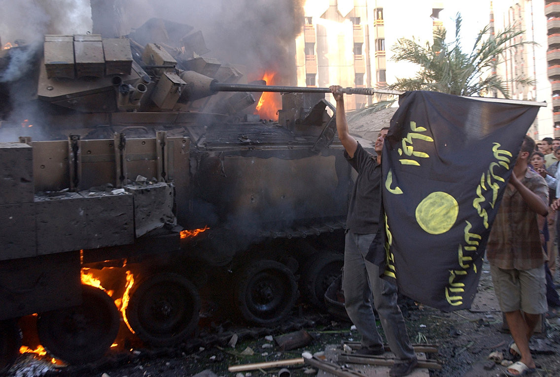 Phiến quân IS ban đầu với ít tiếng tăm được dẫn dắt bởi Abu Musab al-Zarqawi. Ban đầu, và các cơ quan tình báo quốc tế chỉ xem chúng như như "al-Qaeda ở Iraq" và cái đầu của Al-Zarqawi đã được CIA treo thưởng tới 10 triệu USD. Nguồn ảnh: BI.