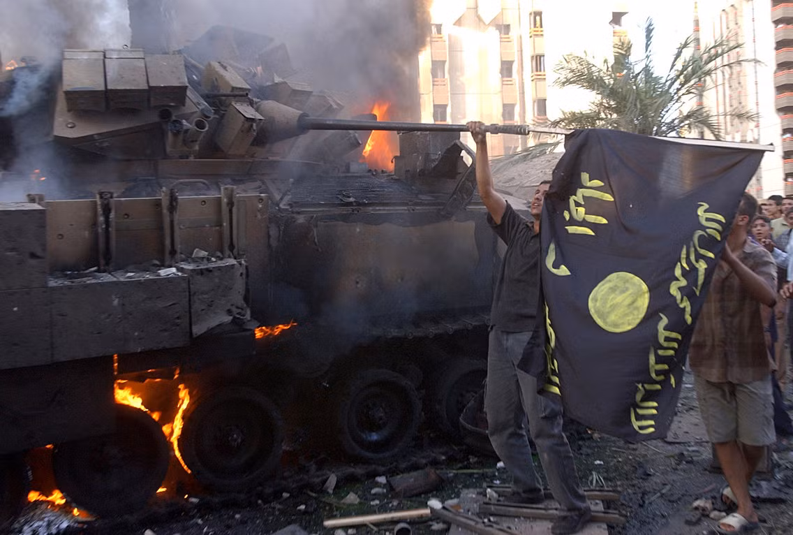 Phiến quân IS ban đầu với ít tiếng tăm được dẫn dắt bởi Abu Musab al-Zarqawi. Ban đầu, và các cơ quan tình báo quốc tế chỉ xem chúng như như "al-Qaeda ở Iraq" và cái đầu của Al-Zarqawi đã được CIA treo thưởng tới 10 triệu USD. Nguồn ảnh: BI.