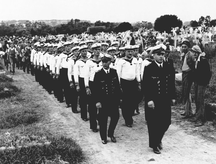 Phía Đức thì ngược lại, thuỷ thủ đoàn của tàu đã được đưa lên bờ ở Uruguay sau đó về nước bằng đường không, tàu bị đánh đấm ngoài khơi Montevideo trong khi thuyền trưởng của tàu - đã tự tử sau khi ra lệnh đánh đắm tàu một ngày bằng một khẩu súng ổ xoay. Nguồn ảnh: BI.