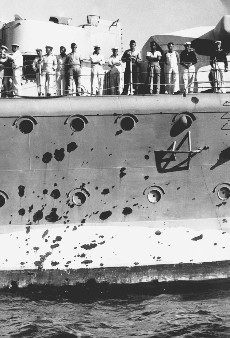 Sau hai mươi phút tấn công lẫn nhau liên tục, thiết giáp hạm Graf Spee của Đức bắt đầu quay đầu bỏ chạy trước sự tấn công quá mãnh liệt của các tàu chiến Anh với quân số đông hơn hẳn. Nguồn ảnh: BI.