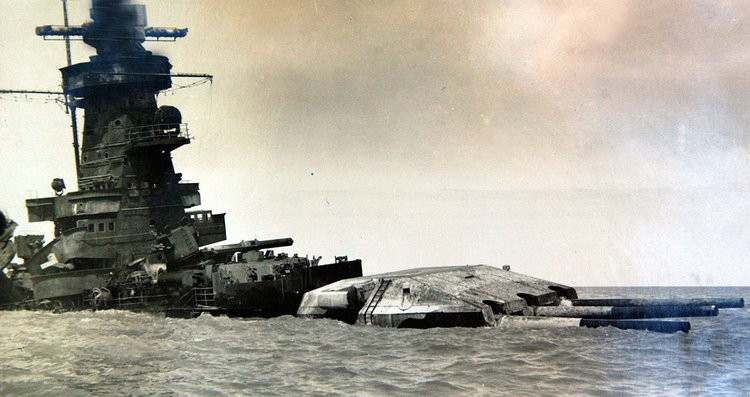 Theo luật thời bấy giờ, các tàu chiến chỉ được phép lưu lại các cảng trung lập không quá 24 tiếng. Trong khi đó tàu Graf Spee của Đức ước tính cần ít nhất 14 ngày để sửa chữa trước khi có thể tiếp tục tham chiến được. Sau nhiều áp lực từ Berlin, phía Uruguay bằng lòng cho Graf Spee ở lại cảng biển của nước này... 3 ngày. Nguồn ảnh: BI.