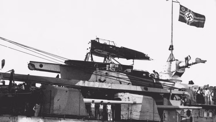 Các tài liệu của Đức tiết lộ tàu Graf Spee đã bị dính khoảng từ 20 tới 70 phát đạn pháo các loại từ các tàu Anh, thiệt mạng khoảng từ 36 tới 113 thuỷ thủ. Nguồn ảnh: BI.