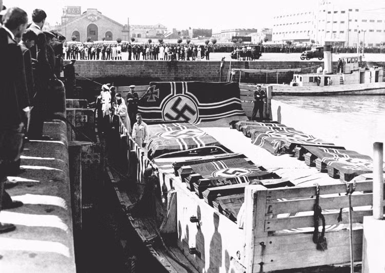 Sáng sớm ngày 13/12/1939, thiết giáp hạm khổng lồ của Đức bị các tàu tuần duyên của Anh - phần lớn là tàu tuần dương, tàu khu trục cỡ nhỏ tấn công hội đồng. Phát đạn đầu tiên từ tàu Exeter của Anh đã khiến hai pháo của tàu Graf Spee bị hỏng, kèm theo đó là khoang điện đài thông tin cũng tan nát theo. Nguồn ảnh: BI.