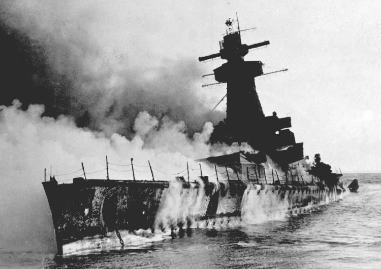 Tàu chiến Đức đã chạy thẳng vào một cảng của Uruguay - khi đó đang là một quốc gia trung lập trong khi các tàu của Anh vẫn "dí" theo phía sau nhưng không được phép gây chiến trong vùng biển Uruguay. Nguồn ảnh: BI.