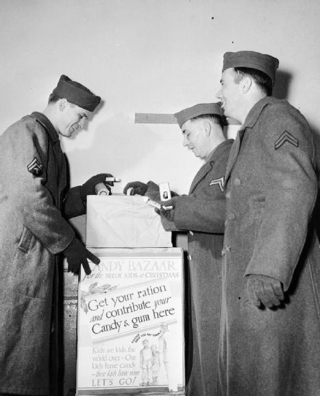 Còn Lục quân thì sẽ nhận được những hòm kẹo cao su và kẹo ngọt miễn phí nếu đơn vị của họ nằm trong tầm tiếp tế đầy đủ. Nguồn ảnh: Thearchive.