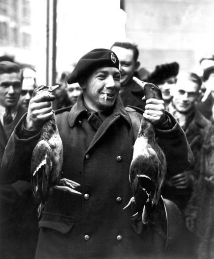 Nếu có cơ hội, những người lính này cũng sẵn sàng kiếm một ít đồ tươi để cải thiện thay vì phải ăn đồ hộp hết ngày này qua ngày khác. Nguồn ảnh: Thearchive.